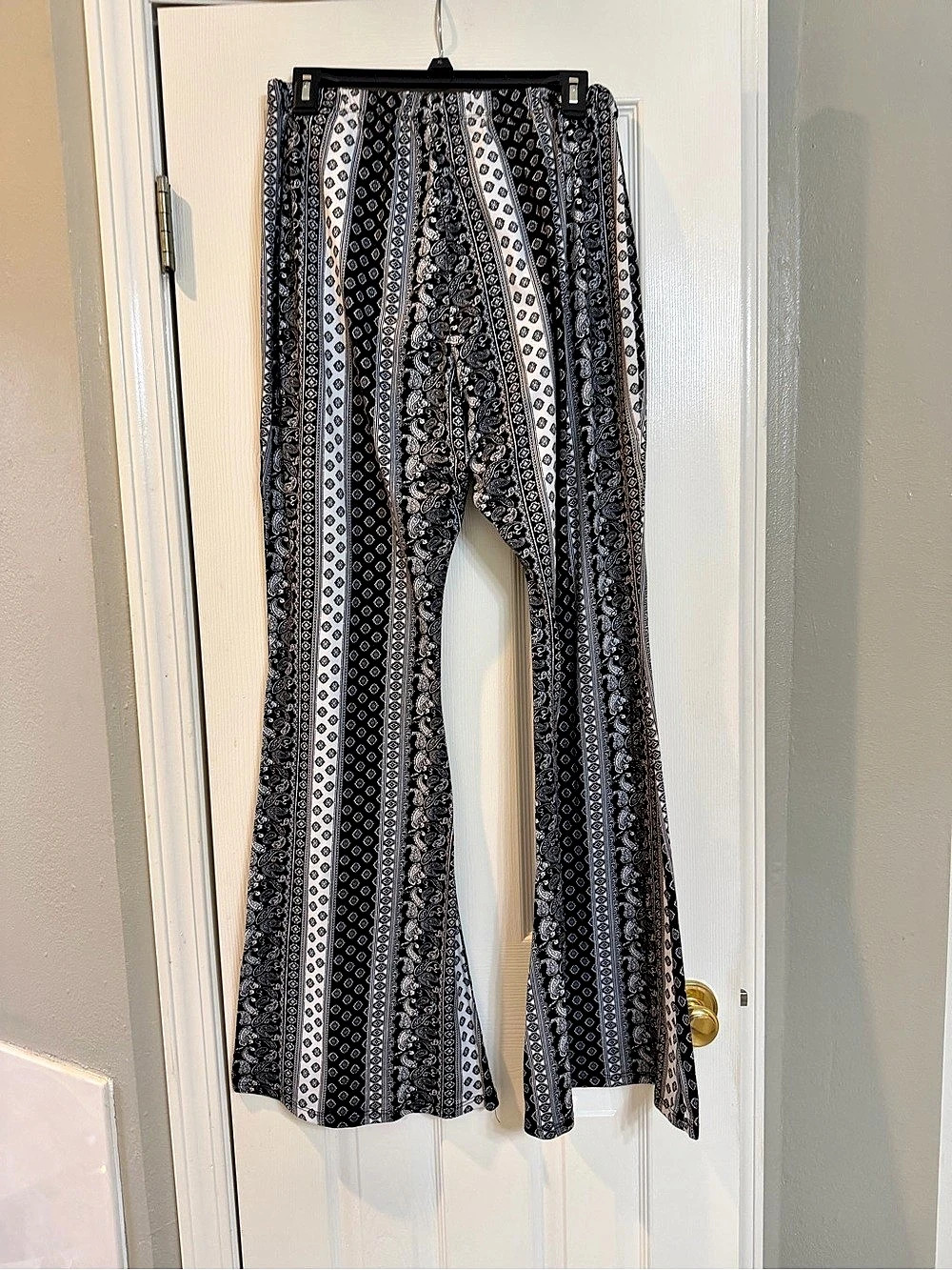 Fashion Nova Boho Babe Flare Pant Paisley Wide Leg Pants in Black & White Size 1